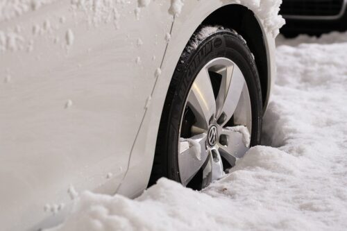 雪と車